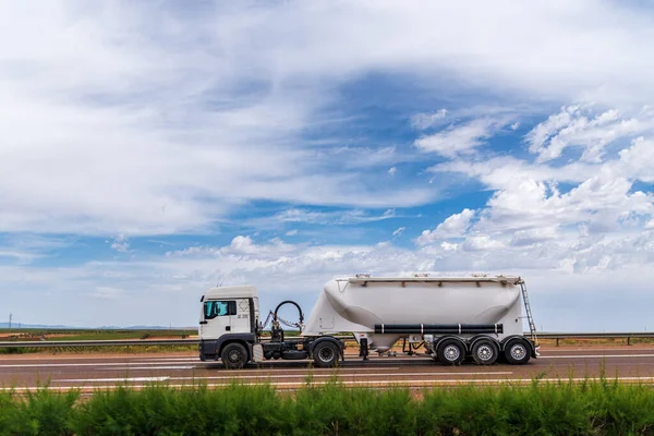 Ciężarowy Cysterna Transportu Cementu Sypkiego Poruszającego Się Autostradzie — Zdjęcie stockowe