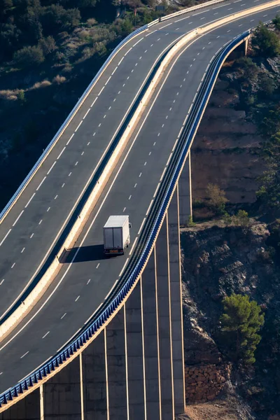 Lkw Mit Sattelauflieger Für Stückgut Fährt Auf Einem Viadukt Mit — Stockfoto