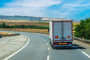 Plakalı kamyon ve patlayıcılar için tehlike etiketleri.