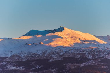 Sierra Nevada 'da Veleta zirvesinin yamaçlarında kayak pistleri.