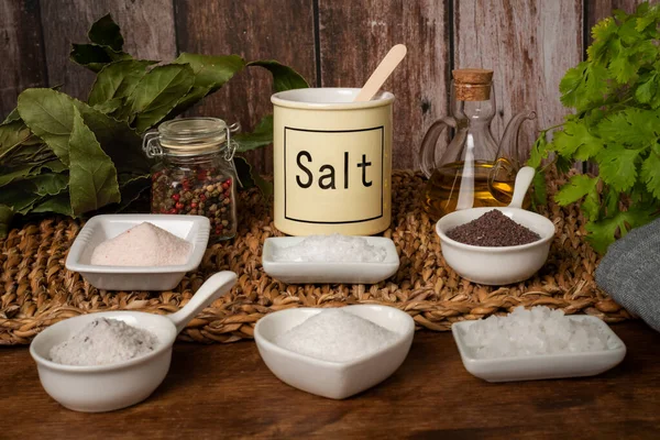 Saltburk Tillsammans Med Små Rätter Med Olika Typer Salt Svart — Stockfoto
