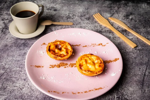 Pasteis de nata, Lizbon, Portekiz 'den tipik bir tatlı, bir fincan kahvenin yanında birkaç hamur işi..