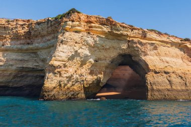 Benagil mağarası Algarve kayalıklarında denizden görüldü..