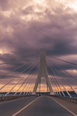 Portimao yeni köprü Arade nehri üzerinde Portimao ve son pont olarak da bilinir, dramatik bir gökyüzü ile yoldan görüldü..