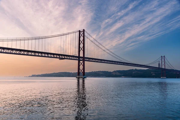 Jembatan Abril Saat Matahari Terbit Dengan Monumen Cristo Rey Almada — Stok Foto