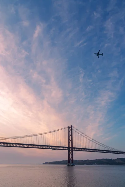Puente Abril Amanecer Con Avión Sobrevolando Lisboa —  Fotos de Stock