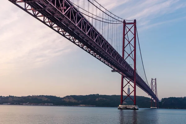Γέφυρα Abril Ξημέρωμα Μνημείο Cristo Rey Almada Στο Παρασκήνιο Λισαβόνα — Φωτογραφία Αρχείου