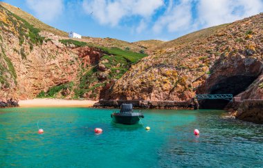 Berlenga Grande ya da Carreiro do Mosteiro sahillerinin yanında demirlemiş, Berlengas Adaları 'nın en popüler teknesi. Berlengas Doğa Koruma Alanı. 