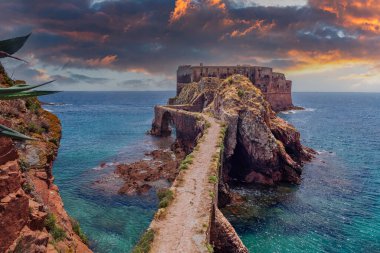 Gün batımında San Juan Bautista Kalesi veya Berlengas Kalesi, Berlengas Takımadası.