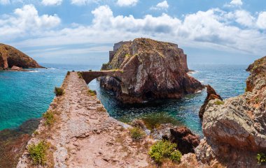 Berlengas takımadasındaki San Juan Bautista Kalesi 'ne ulaşmak için köprülerin ötesindeki yola gir..