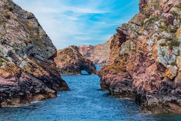 Berlengas doğal parkındaki uçurumlar, Berlenga adasındaki, takımadaların en büyüğü.. 