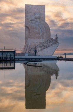 Belem Mahallesi 'ndeki Tagus Nehri' nin kıyısındaki keşifler, Lizbon 'daki suya yansıdı..