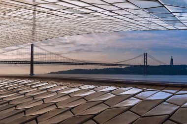 Lizbon 'daki 25. Abril Köprüsü Sanat, Mimarlık ve Teknoloji Müzesi' nden görüntü.