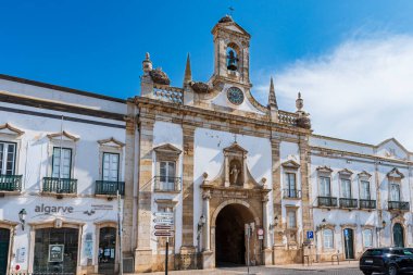 Şehrin kemeri, Faro, Algarve 'nin tarihi merkezine ortaçağ giriş kapılarından biri..