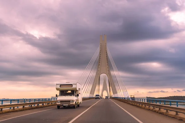 Αυτοκίνητο Που Οδηγεί Πάνω Από Γέφυρα Portimao Στο Algarve — Φωτογραφία Αρχείου