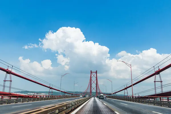 Abril Γέφυρα Στη Λισαβόνα Δει Από Δρόμο — Φωτογραφία Αρχείου