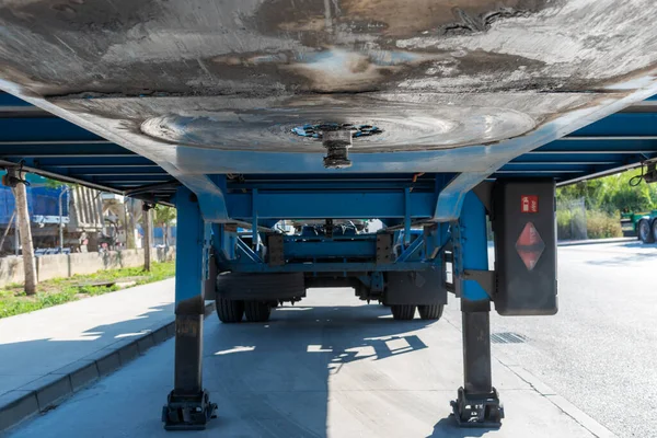 Kral iğnesi, kamyon yatağı ya da beşinci tekerlekle meşgul olan römorkun bir parçası..