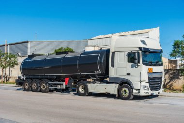 Tehlikeli malların taşınması için bir tanker..