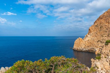 Malaga ve Granada vilayetleri arasındaki Maro-cerro gordo uçurumları, Denize bakan etkileyici kayalıklar.