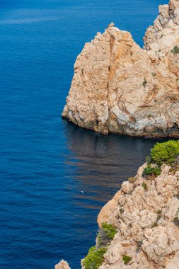 Malaga ve Granada vilayetleri arasındaki Maro-cerro gordo uçurumları, Denize bakan etkileyici kayalıklar.