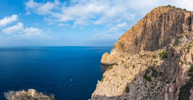 Malaga ve Granada vilayetleri arasındaki Maro-cerro gordo uçurumları, Denize bakan etkileyici kayalıklar.