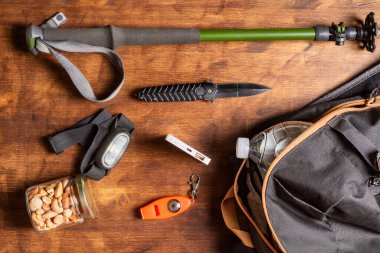 Fındıklı kavanoz, el feneri, pusula, çakı, telefon için dış pil, yürüyüş için bir şişe su ve sırt çantası, yürüyüş gezileri için gerekli..