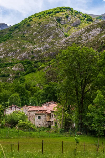 Bulnes, Cabrales konseyindeki Picos de Europa sembolik kasabası..