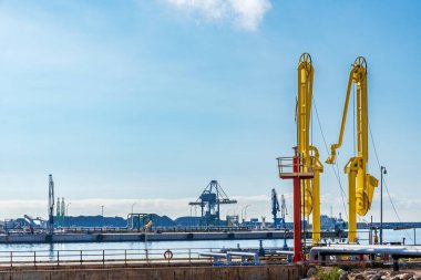 Tankerlerle bağlantı kurmak ve gemiden tanklara yakıt boşaltmak için özel eklemli kollar..