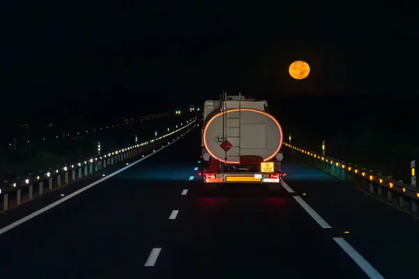 Ciężarówka Cysterna Niebezpiecznymi Tablicami Transportująca Paliwo Jadąca Nocą Pełnią Księżyca — Zdjęcie stockowe
