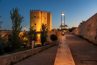 Torre de la Calahorra, şu anda El-Endülüs 'ün yaşayan müzesi olan Cordoba' nın Roma köprüsünün yanında..