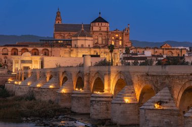 Cordoba Camii Katedrali ve Roma Köprüsü şafak vakti ve yapay ışıklandırma ile.
