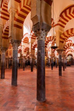 Cordoba Katedrali 'nin içindeki dua odasındaki çizgili kemer ve sütunlar..
