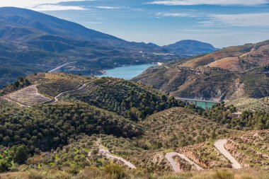 Lanjaron, Granada 'daki dağlara, ağaçlı ekin tarlalarına ve çevresindeki tropikal kıyılara giden otobanlı baraj gölüne bakıyorlar. Endülüs.