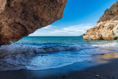 Cala del Barranco de Burriana, Nerja yakınlarında küçük bir sahil, arka planda Europa Balkon manzarası var..