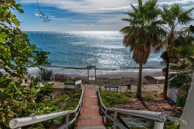 Nerja belediyesindeki Carabeo plajına giden merdivenler..
