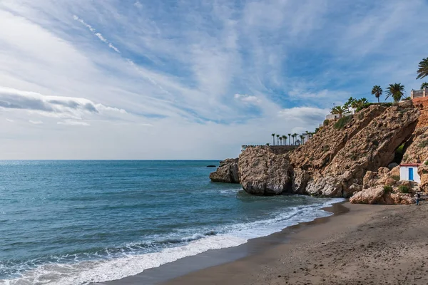 Nerja belediyesinin arka planında Carabeo Sahili ve Europa Balkonu yer almaktadır..