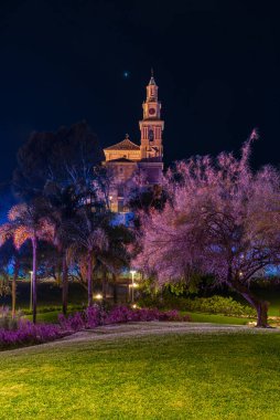 Amerika şehirleri parkı ve arka planda Nuestra Seora de la Cabeza mabedi ve geceleri Motril.