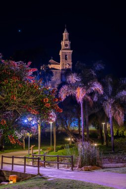 Amerika şehirleri parkı ve arka planda ve gece Motril 'de Nuestra Senora de la Cabeza Sığınağı' nın tuhaf ışıklandırması..