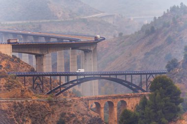 Izbor, Granada 'nın üç köprüsü, zamanla, taştan yapılmış en eski, demirden yapılmış modern köprü ve betondan yapılmış en uzun ve en yüksek akım..