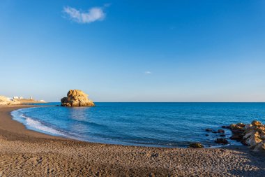 Penon del cuervo, Malaga 'da bir plajın ortasında kaya oluşumu..