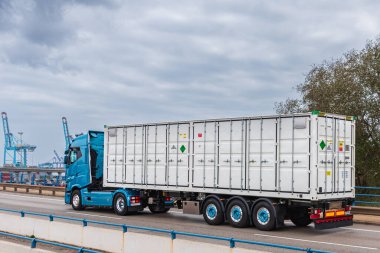 Tehlikeli mallar için etiketleri olan açık konteynırlı bir kamyon.