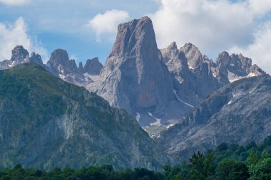 Naranjo de Bulnes veya Piku Urriellu, Picos de Europa 'nın en ikonik zirvesi..