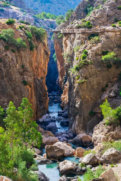 Caminito del Rey, Malaga 'nın Gaitanes geçidinde, Guadalhorce nehri kanyonunun üzerindeki yeni yolun manzarası..