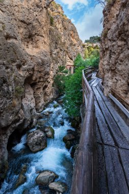 Kaya duvarında ve Castril Nehri Vadisi 'nde birkaç metre yükseklikte tahta geçit var..