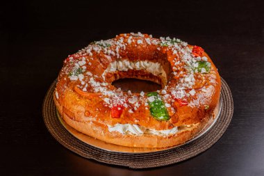 Kralın pastası, şekerli meyvelerle süslenmiş ve kremayla dolu tatlı bir hamur yüzüğü.. 