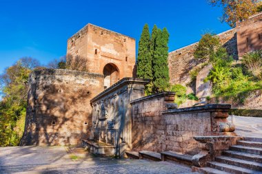 Granada 'daki Alhambra kompleksindeki Adalet Kapısı' nın yanındaki çeşme..