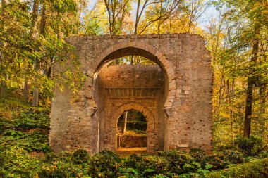 Bibarrambla Geçidi, Alhambra Ormanı 'nda bir anıt, bir önceki konumundan taşınıp yeniden inşa edilmiş. Granada..