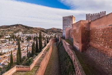 Alhambra 'nın Alcazaba' sının koruma olarak sahip olduğu birkaç duvar, saygı kulesinin yanında ve Albayzin, Granada manzaralı..