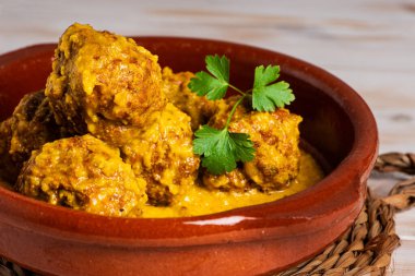 Badem soslu, sulu köfteli ve maydanozlu sade bir tabak..