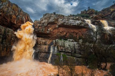 La Cimbarra Şelalesi, Aldeaquemada, Jaen 'de, Guarrizas Nehri' nde, Armorikan kuvars kayasının üzerinde, erozyona karşı çok dirençli..